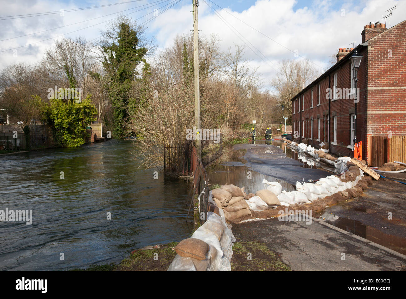 Strada allagata a Winchester, Hampshire, Inghilterra, Regno Unito, quando il fiume Itchen scoppiò le sue banche. Le inondazioni stanno diventando sempre più frequenti con il cambiamento climatico. Foto Stock
