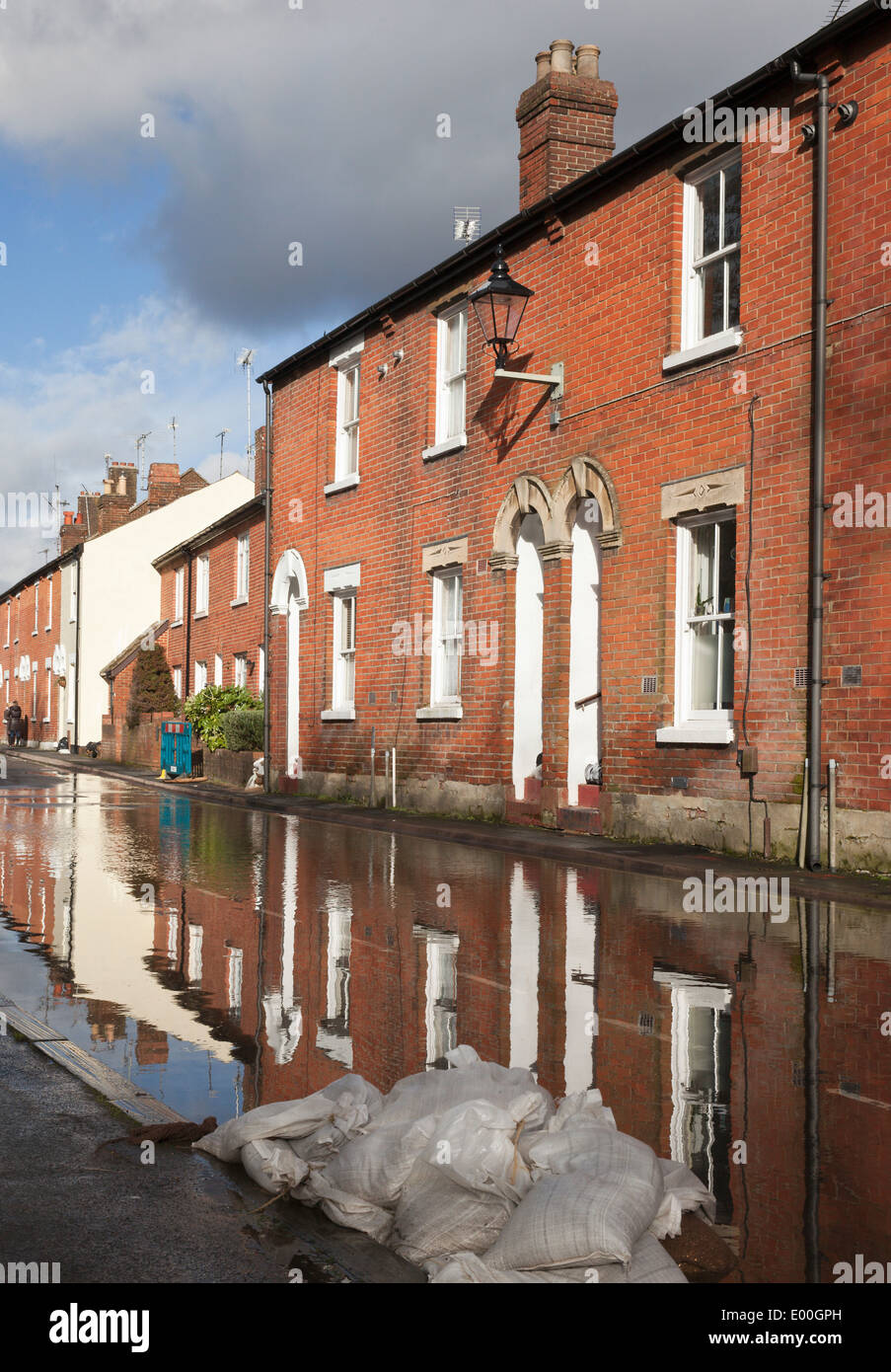 Strada allagata a Winchester, Hampshire, Inghilterra, Regno Unito. Le inondazioni stanno diventando sempre più frequenti con il cambiamento climatico. Foto Stock