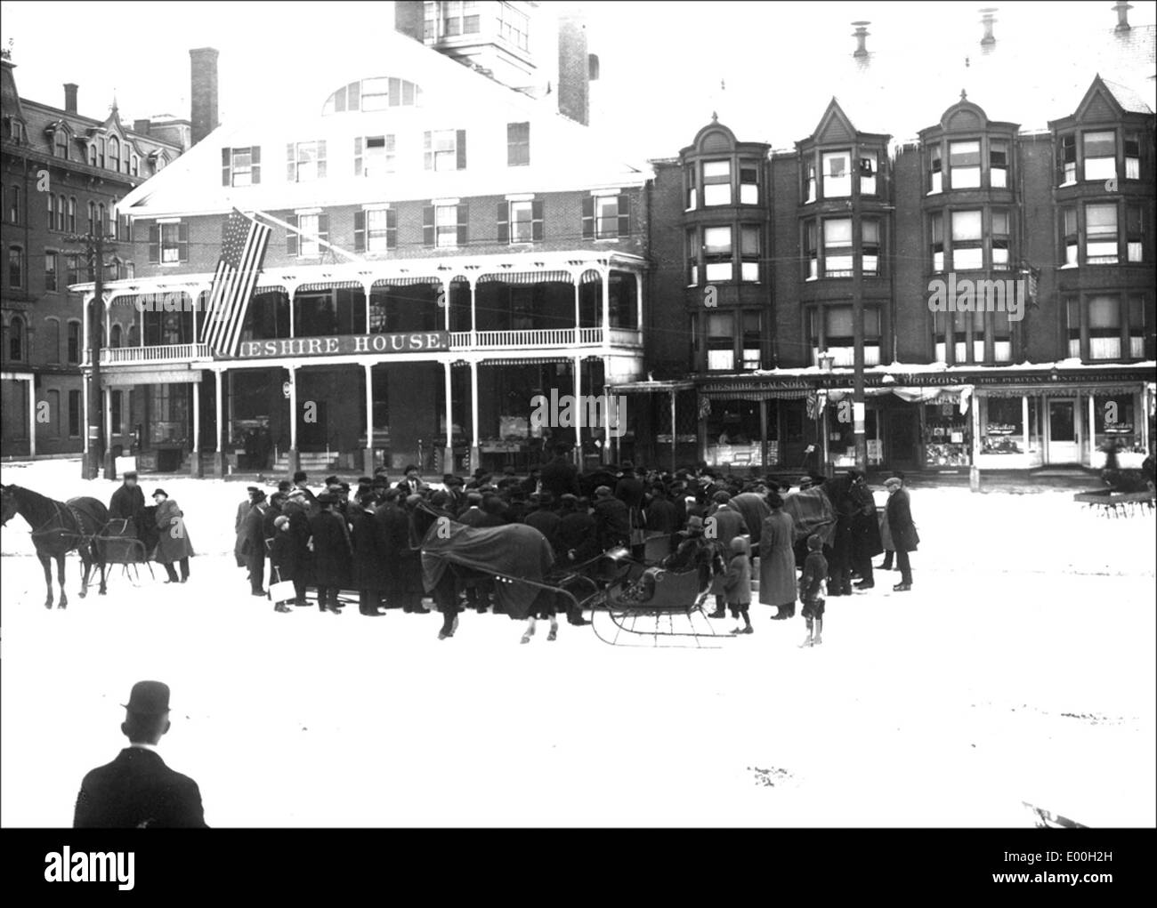 Cheshire House a Keene, New Hampshire, catturata da Bion Whitehouse, raffigura una vivace scena di Central Square con carrozze trainate da cavalli e una folla di fronte alla storica Cheshire House. Questa fotografia del XIX secolo offre uno sguardo sulla vita quotidiana e sui trasporti del tempo. Foto Stock