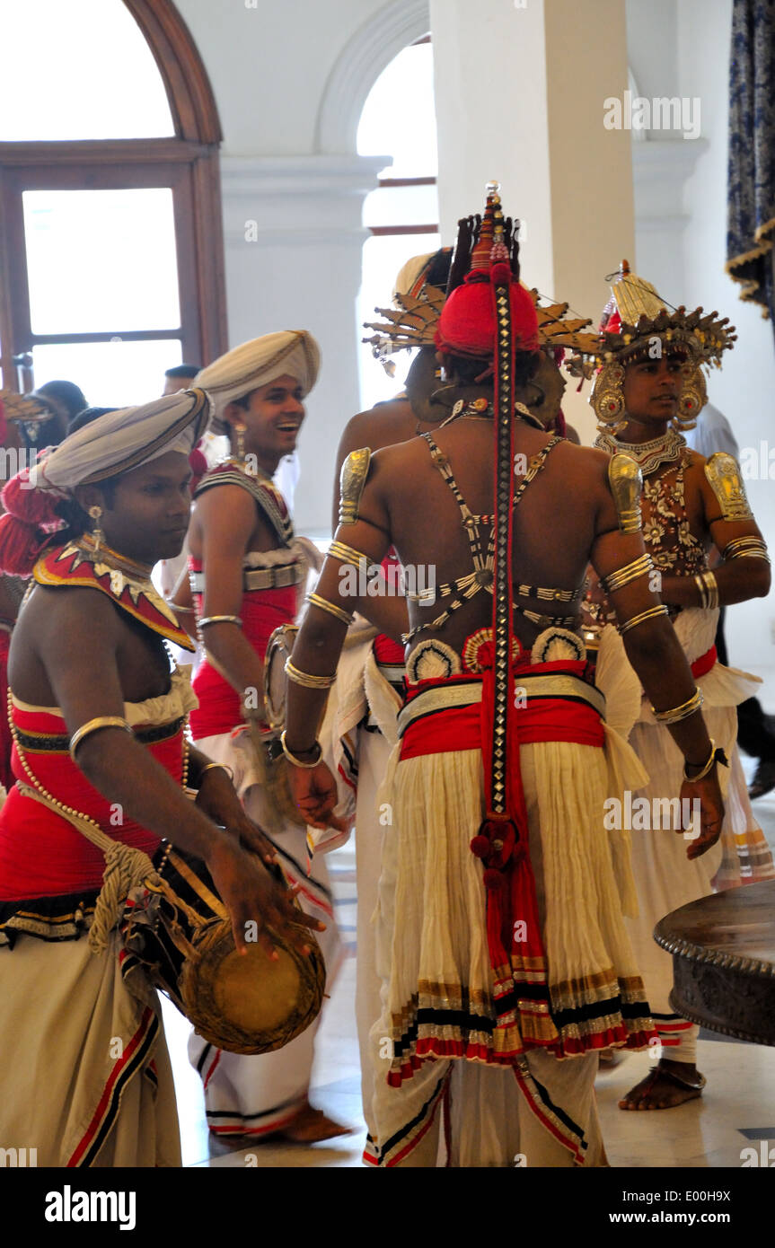 Ballerini tradizionali e musicisti, Kandy, Sri Lanka Foto Stock