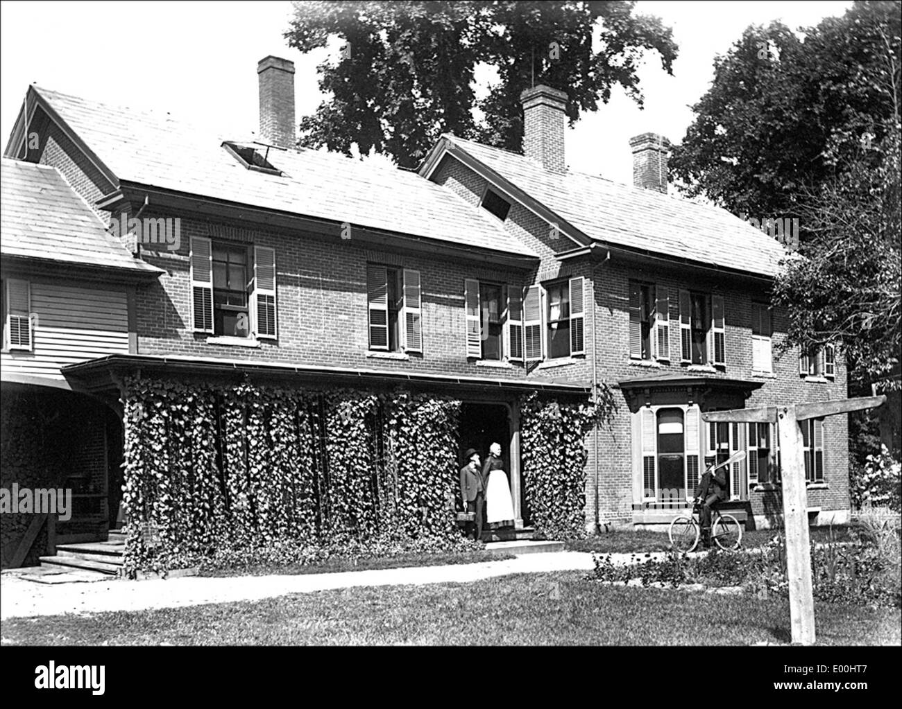 La School Street House a Keene, New Hampshire, è una storica casa in mattoni progettata da Bion Whitehouse. La casa presenta esterni ricoperti di edera ed è un notevole esempio di architettura residenziale del XIX secolo. Il suo significato storico e il design architettonico lo rendono un elemento chiave del patrimonio locale di Keene. Foto Stock