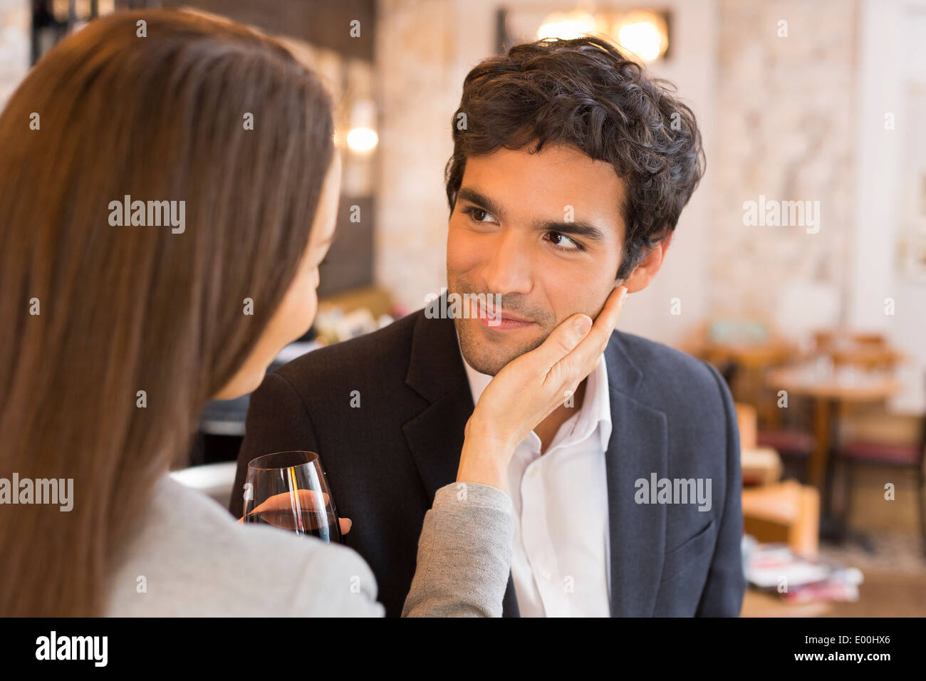 Donna Uomo allegro amante bere il caffè bar Foto Stock