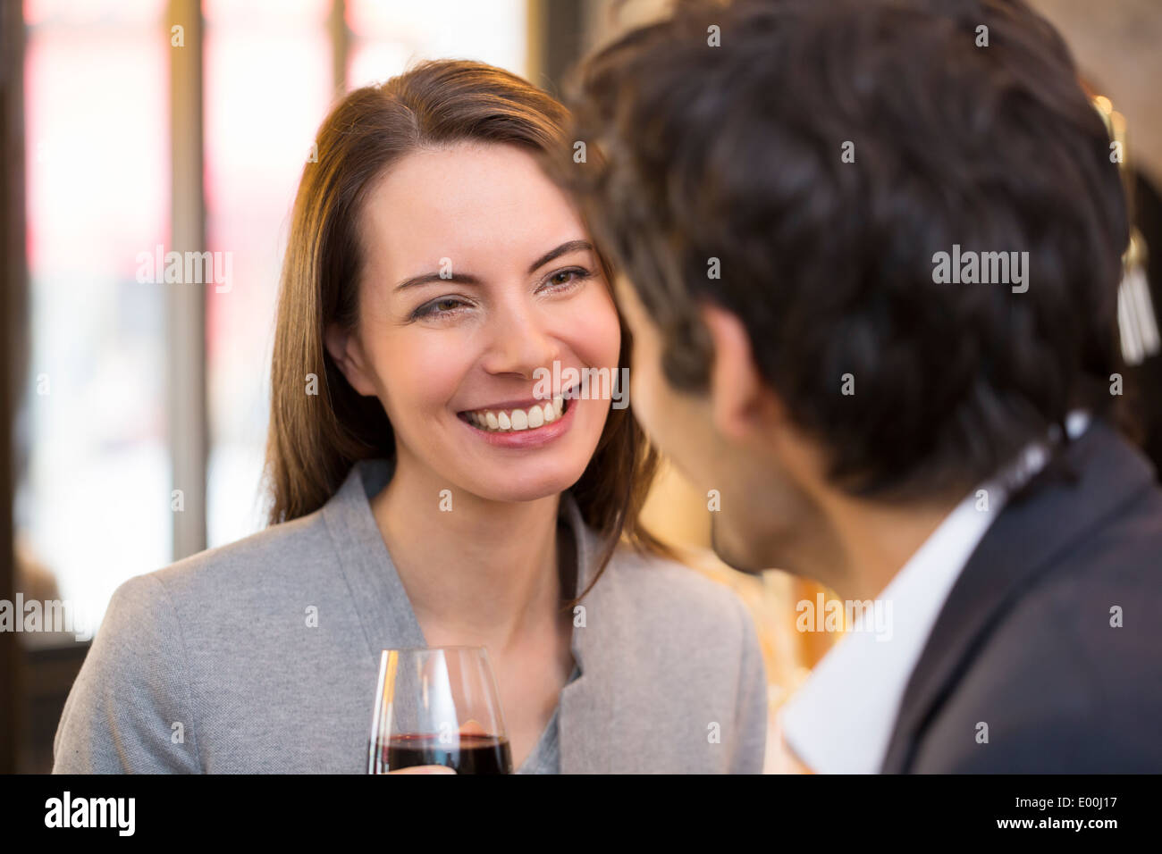 Donna Uomo allegro amante bere il caffè bar Foto Stock