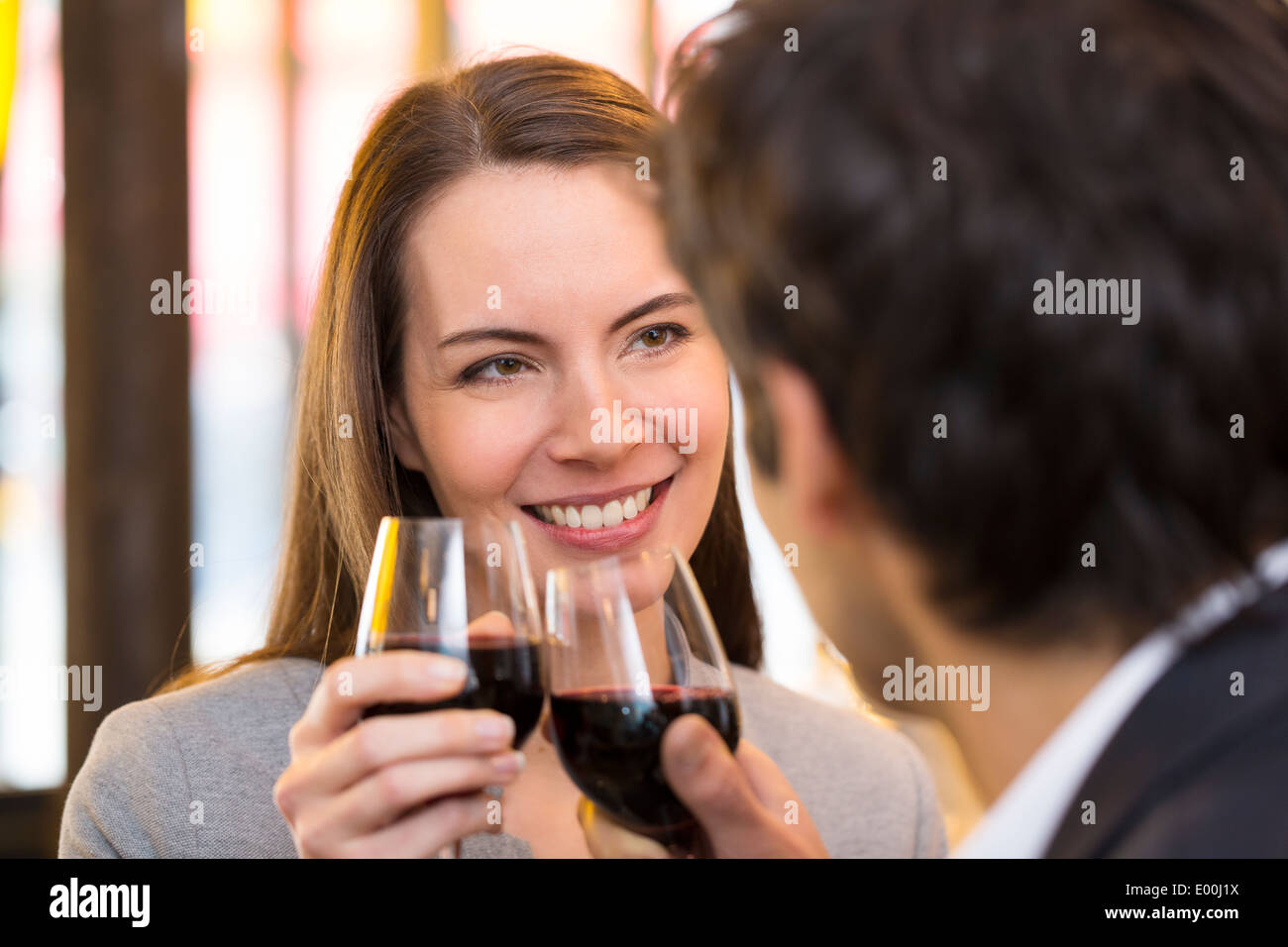 Donna Uomo allegro amante bere il caffè bar Foto Stock