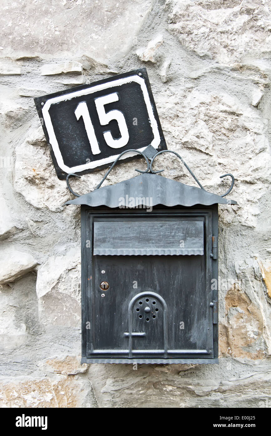 Casella di posta elettronica e il numero di casa sulla parete Foto Stock