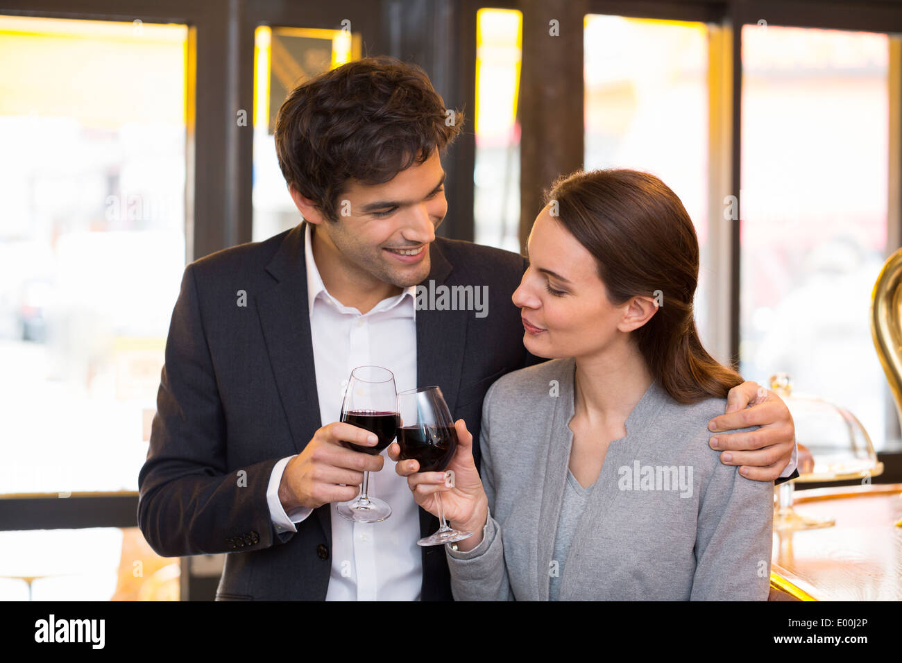 Donna Uomo allegro amante bere il caffè bar Foto Stock