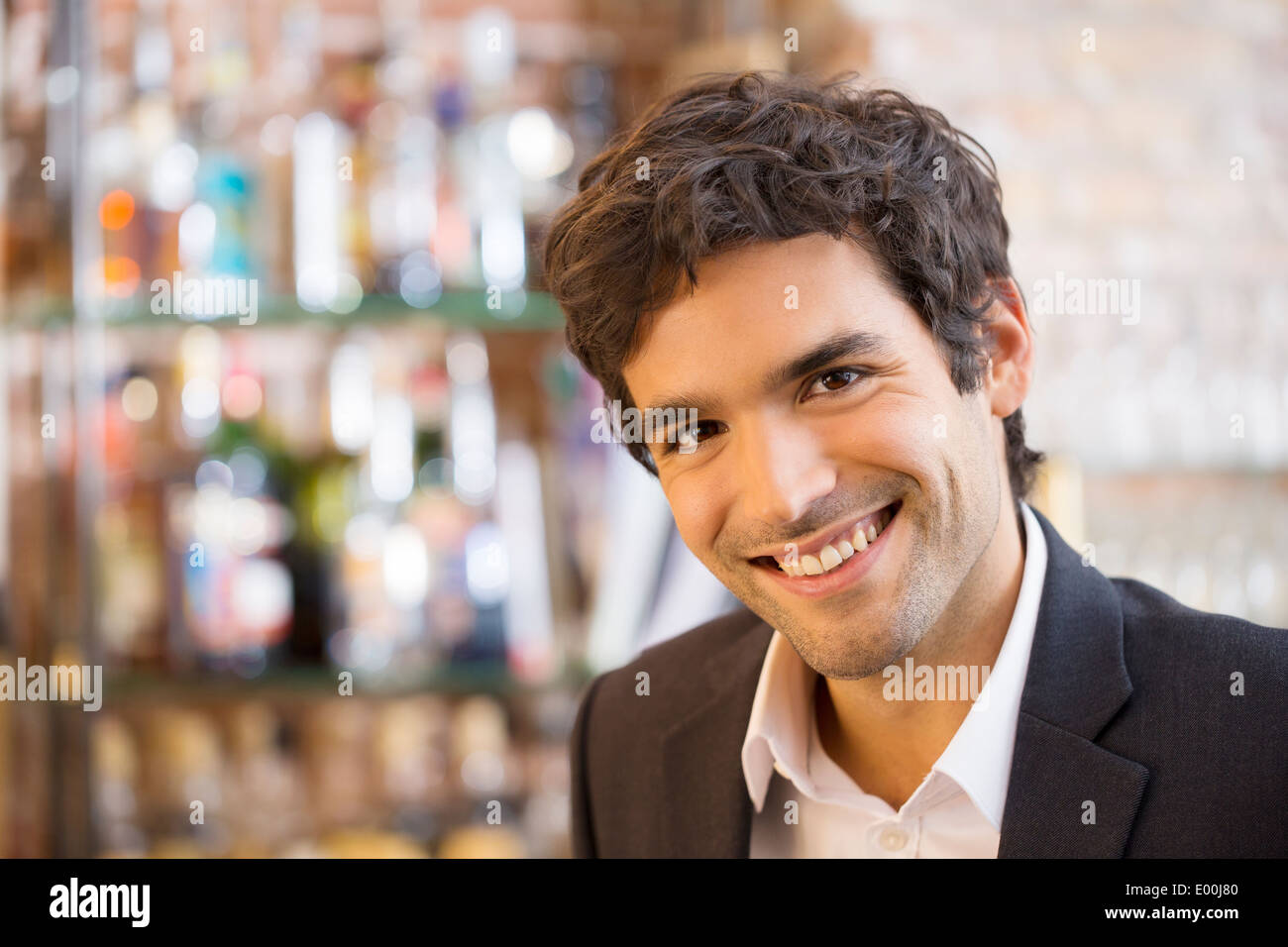 Sorridente maschio Allegro bar caffetteria guardando la fotocamera Foto Stock