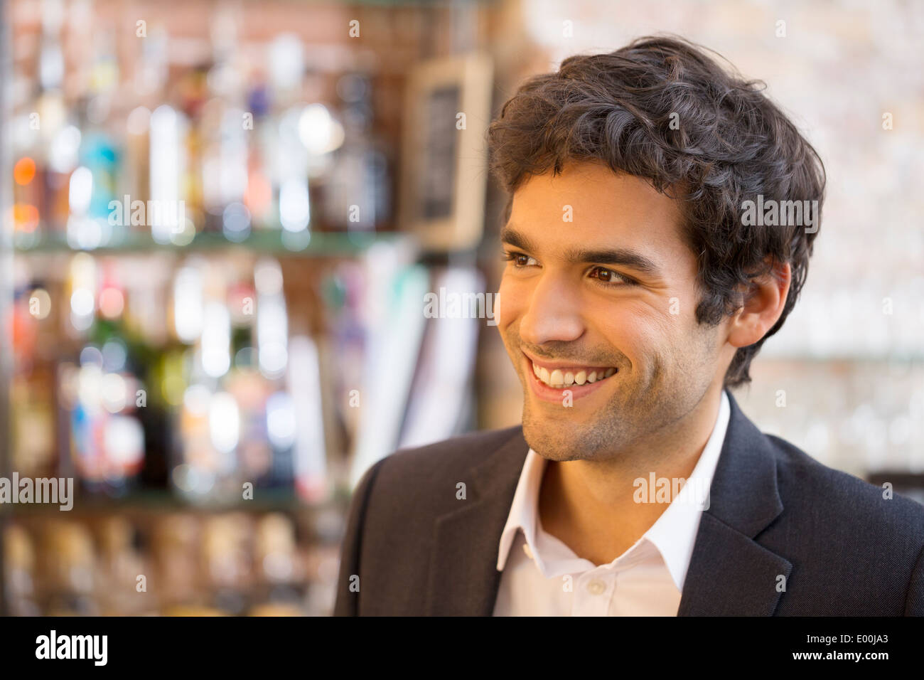 Sorridente maschio vivace coffee bar Foto Stock