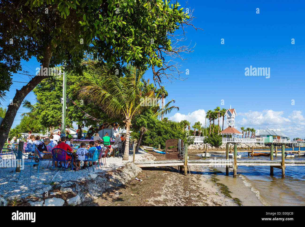 Waterfront bar al Bridgetender Inn vicino Bridge Street Pier, Bradenton Beach, Anna Maria Island, costa del Golfo della Florida, Stati Uniti d'America Foto Stock