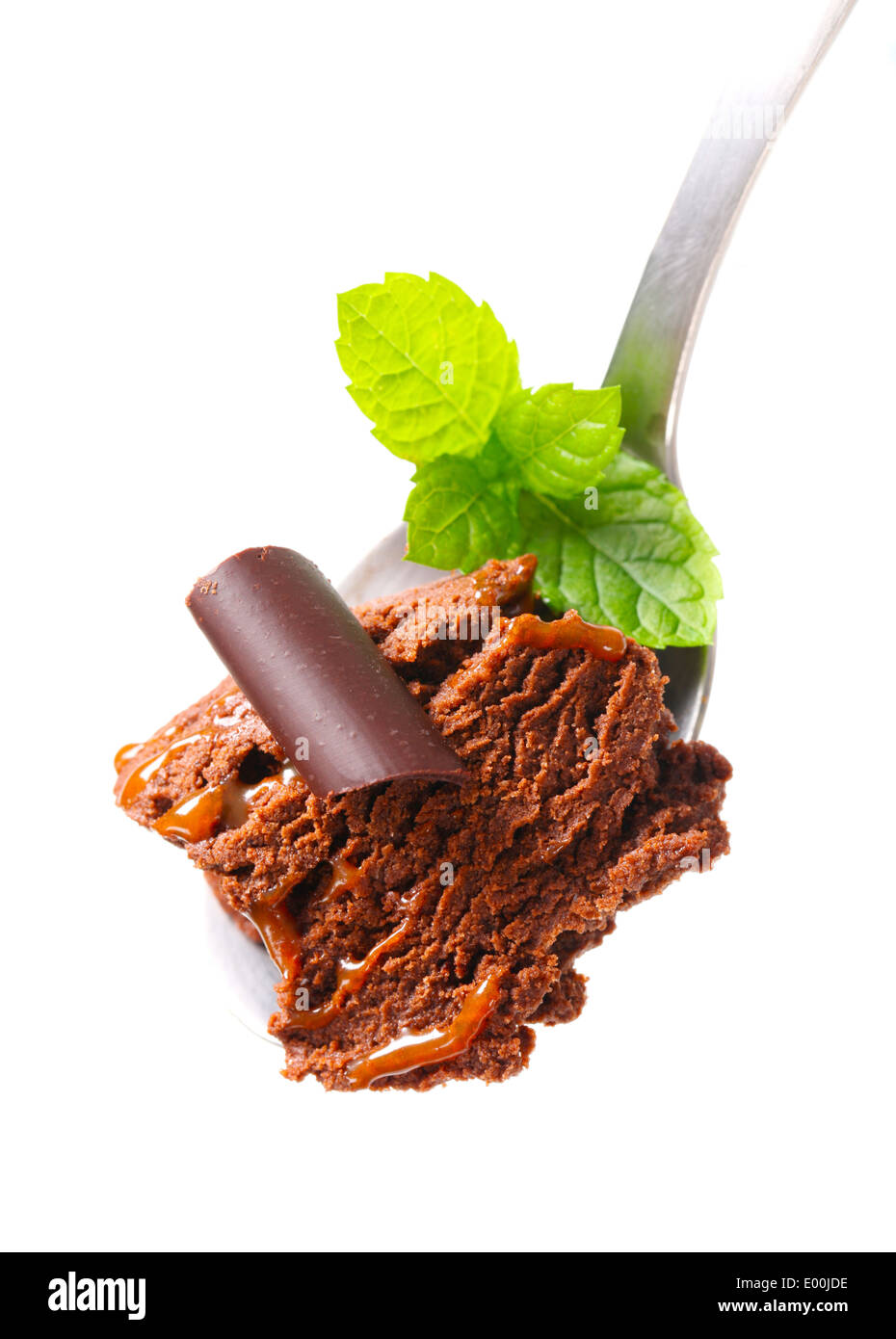 Salsa al cioccolato gelato sul cucchiaio Foto Stock