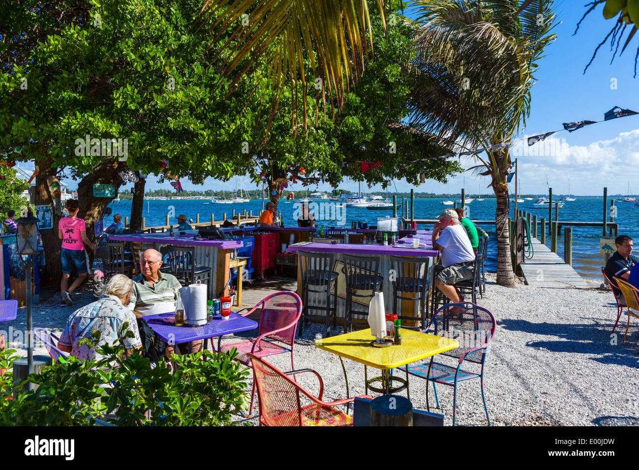 Waterfront bar al Bridgetender Inn vicino Bridge Street Pier, Bradenton Beach, Anna Maria Island, costa del Golfo della Florida, Stati Uniti d'America Foto Stock