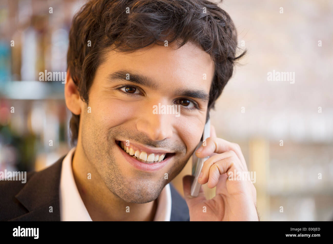 Maschio allegro cellulare ristorante sorridente Foto Stock