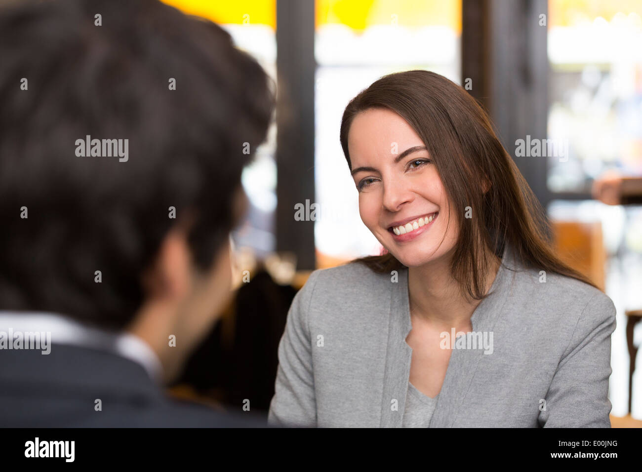 Femmina cena sorridente giovane bar business amore Foto Stock