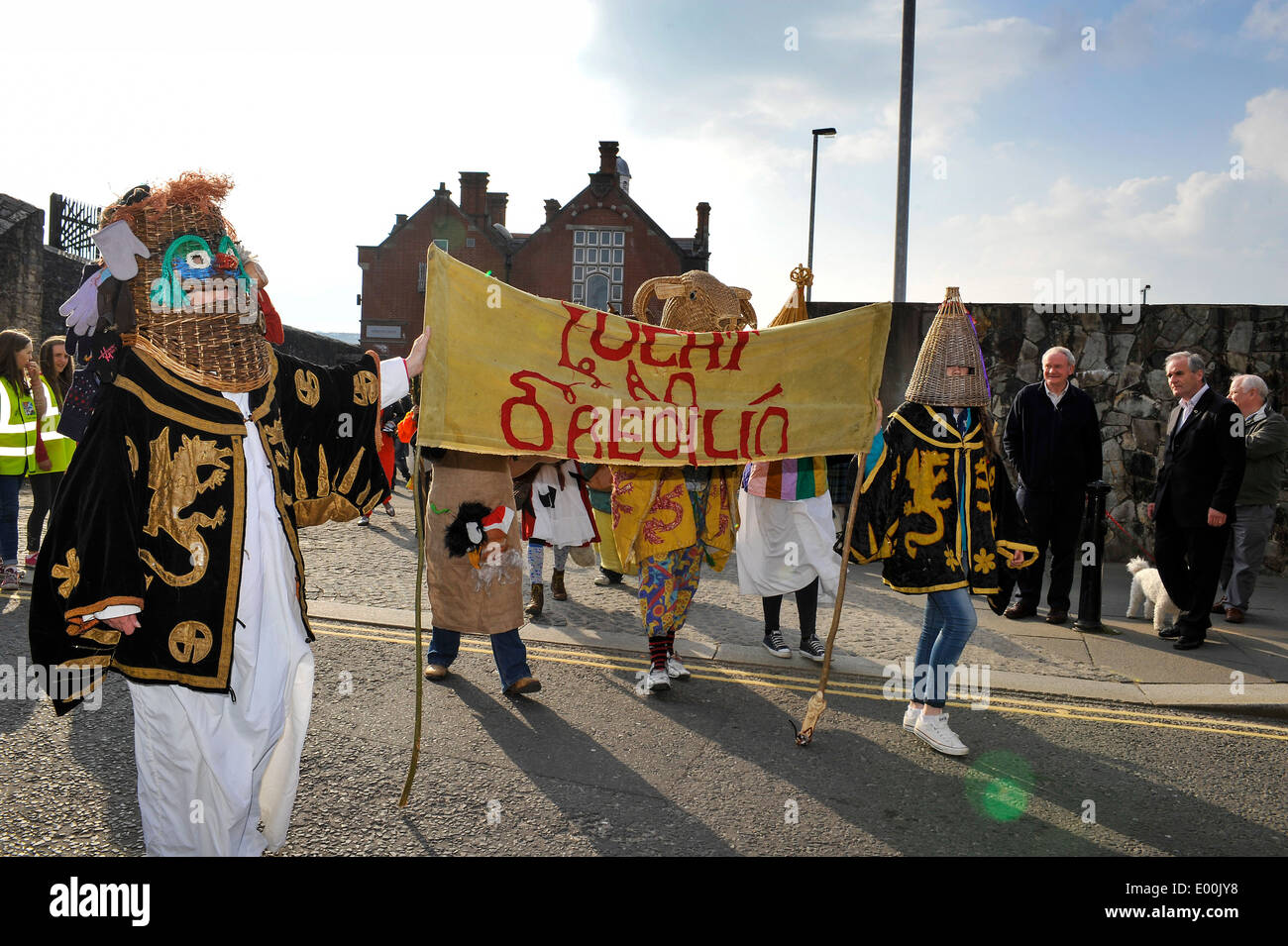 L'Armagh Rhymers frequentare i sei Celtic nation's Parade in Londonderry centro città. Foto Stock