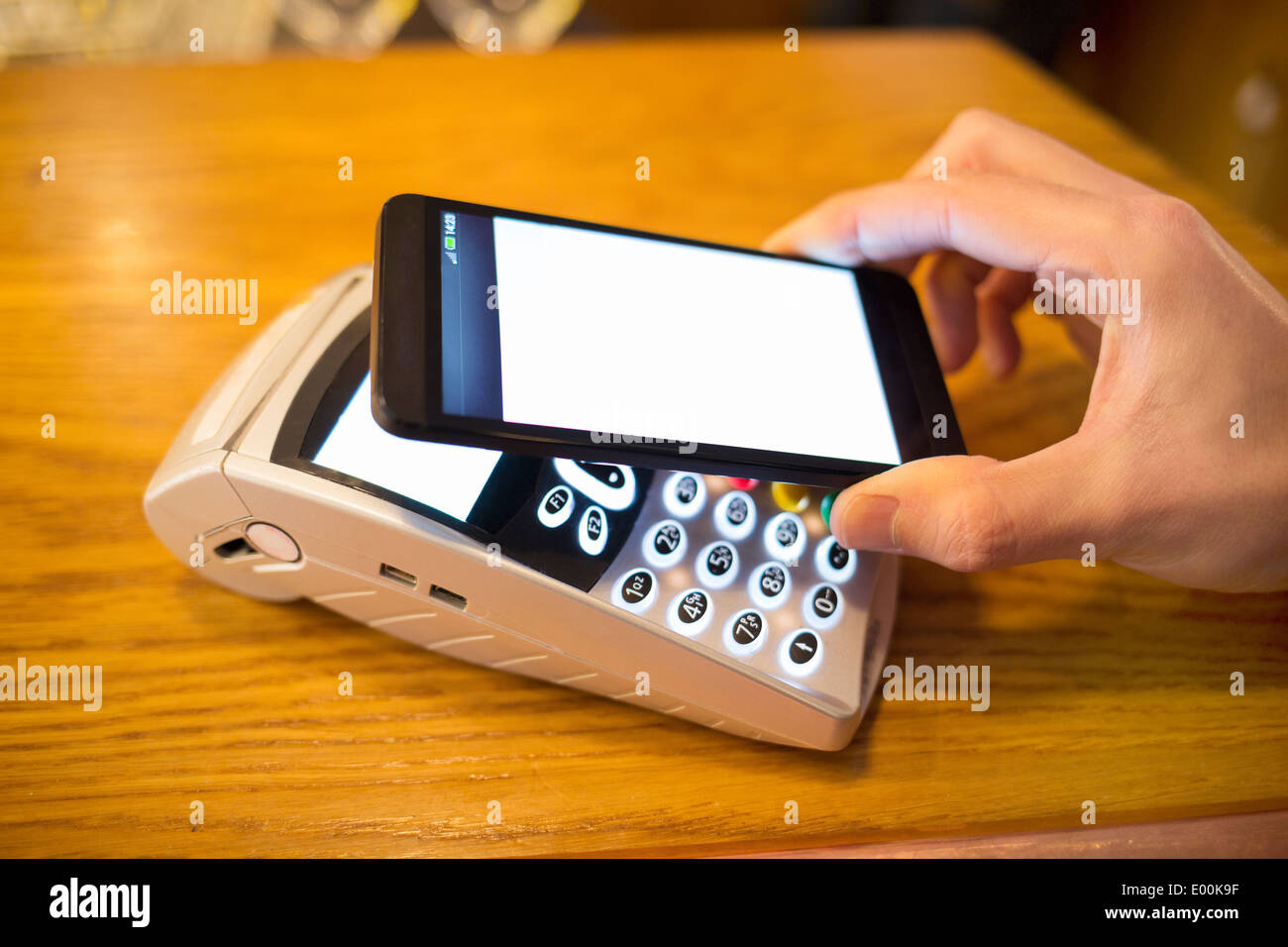 Maschio smartphone mano wallet negozio di pagamento Foto Stock