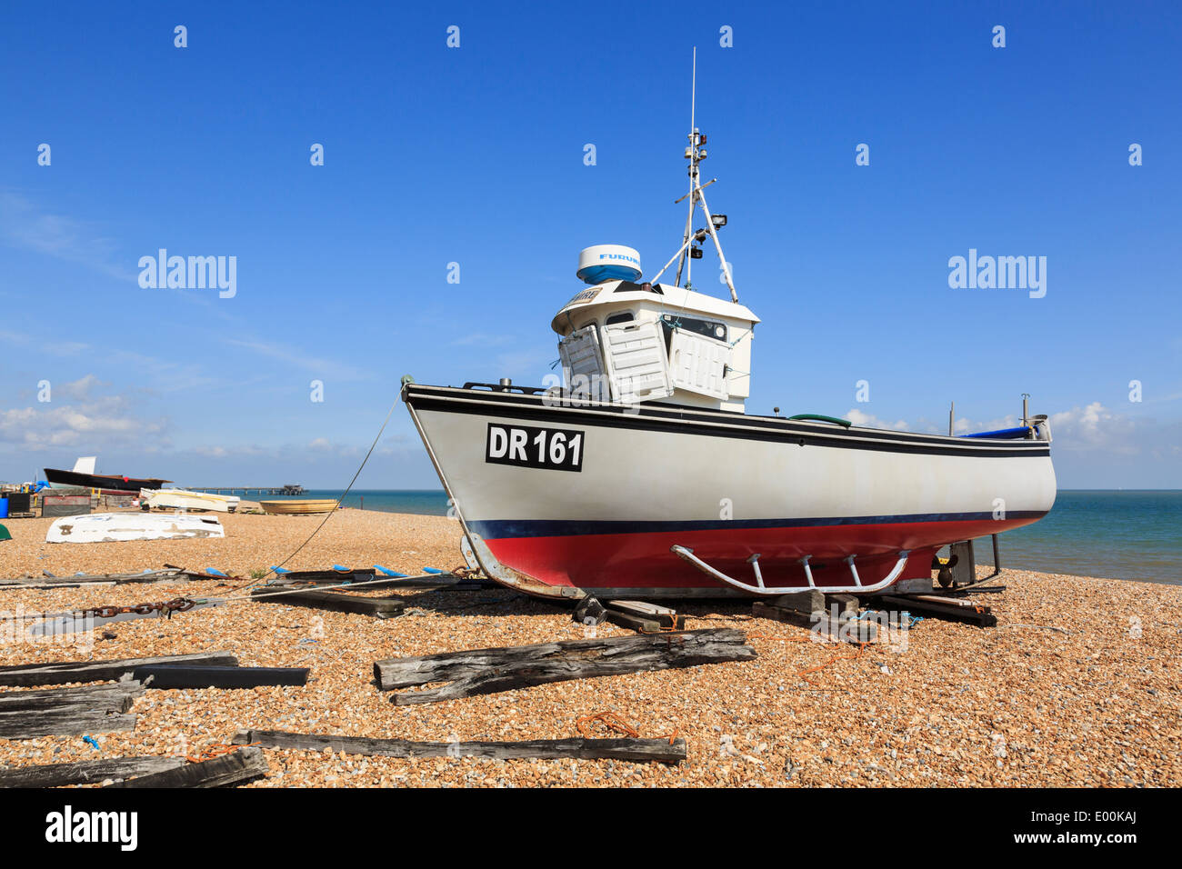 La pesca tradizionale barca su shingle Walmer beach in inglese costa sud a Deal, Kent, Inghilterra, Regno Unito, Gran Bretagna Foto Stock
