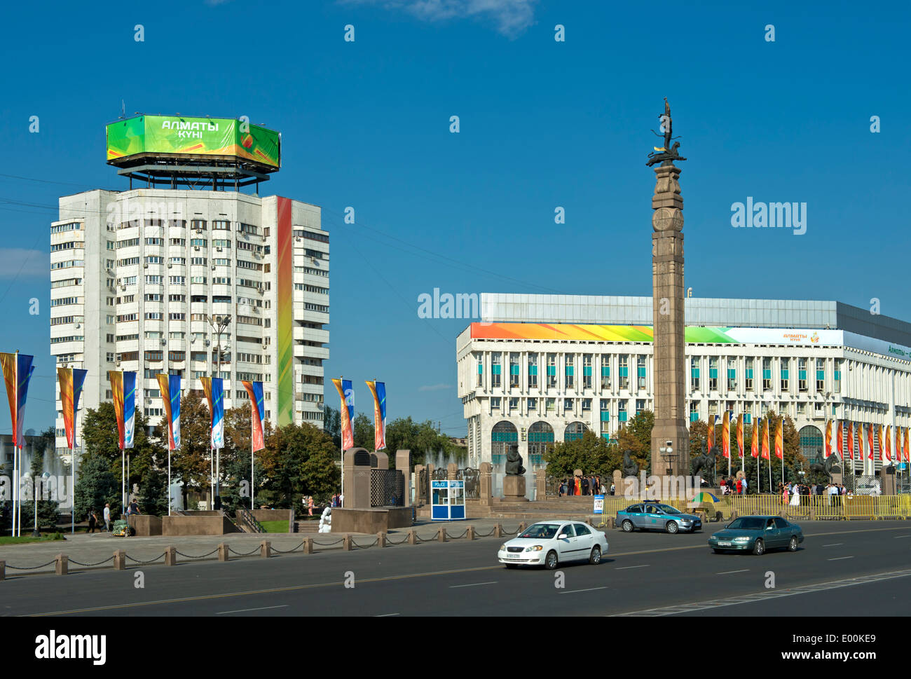 Piazza della Repubblica con il monumento di indipendenza, Almaty, Kazakhstan Foto Stock