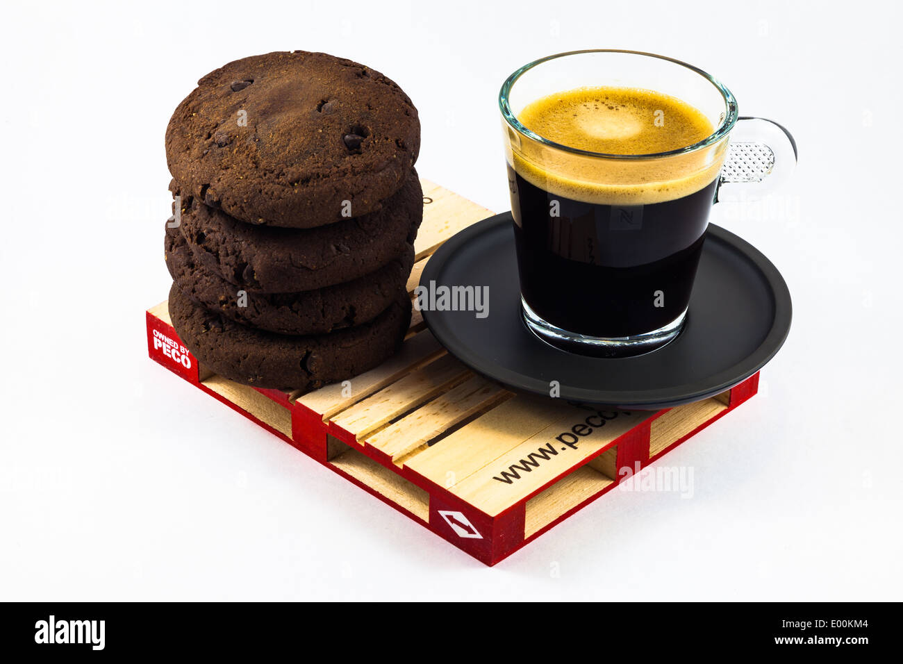 Pausa caffè su un pallet di legno Foto Stock