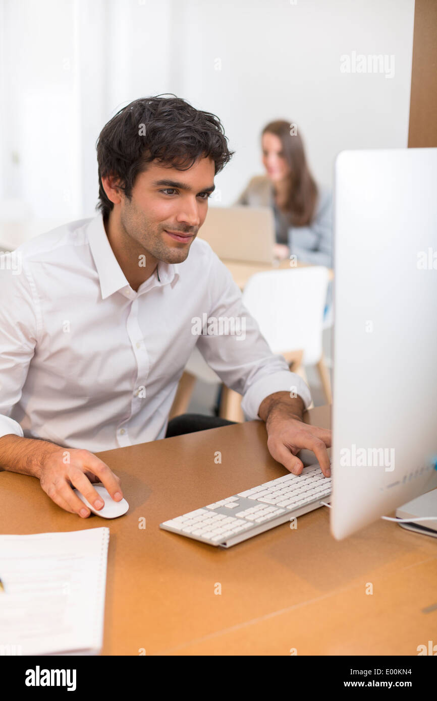 Business maschio bella scrivania per PC di colleghi lo sfondo Foto Stock