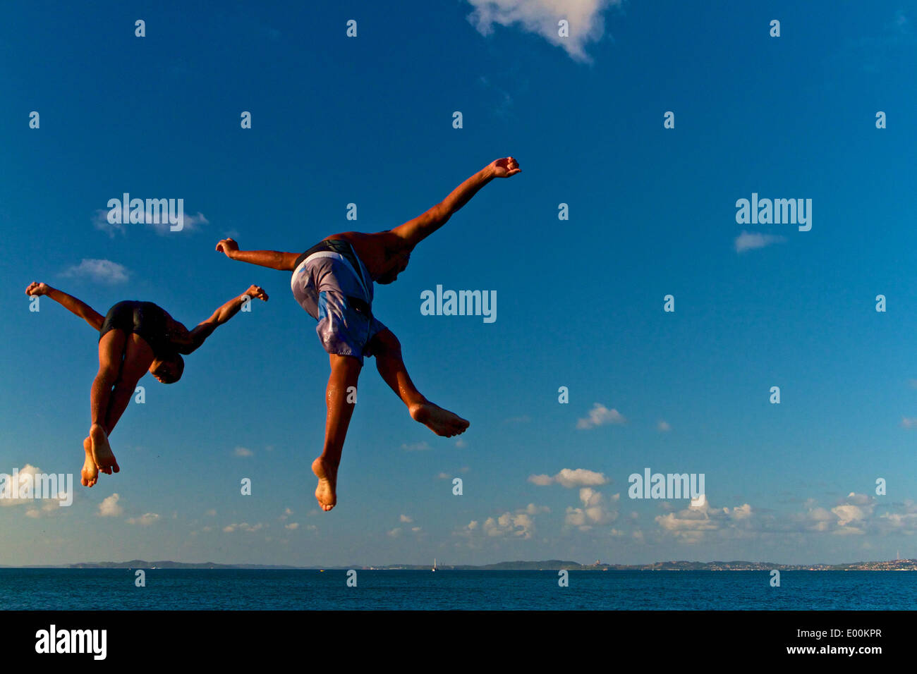 Due ragazzi salto nella acque della Baia di Tutti i Santi. Salvador de Bahia, Brasile, Foto Stock