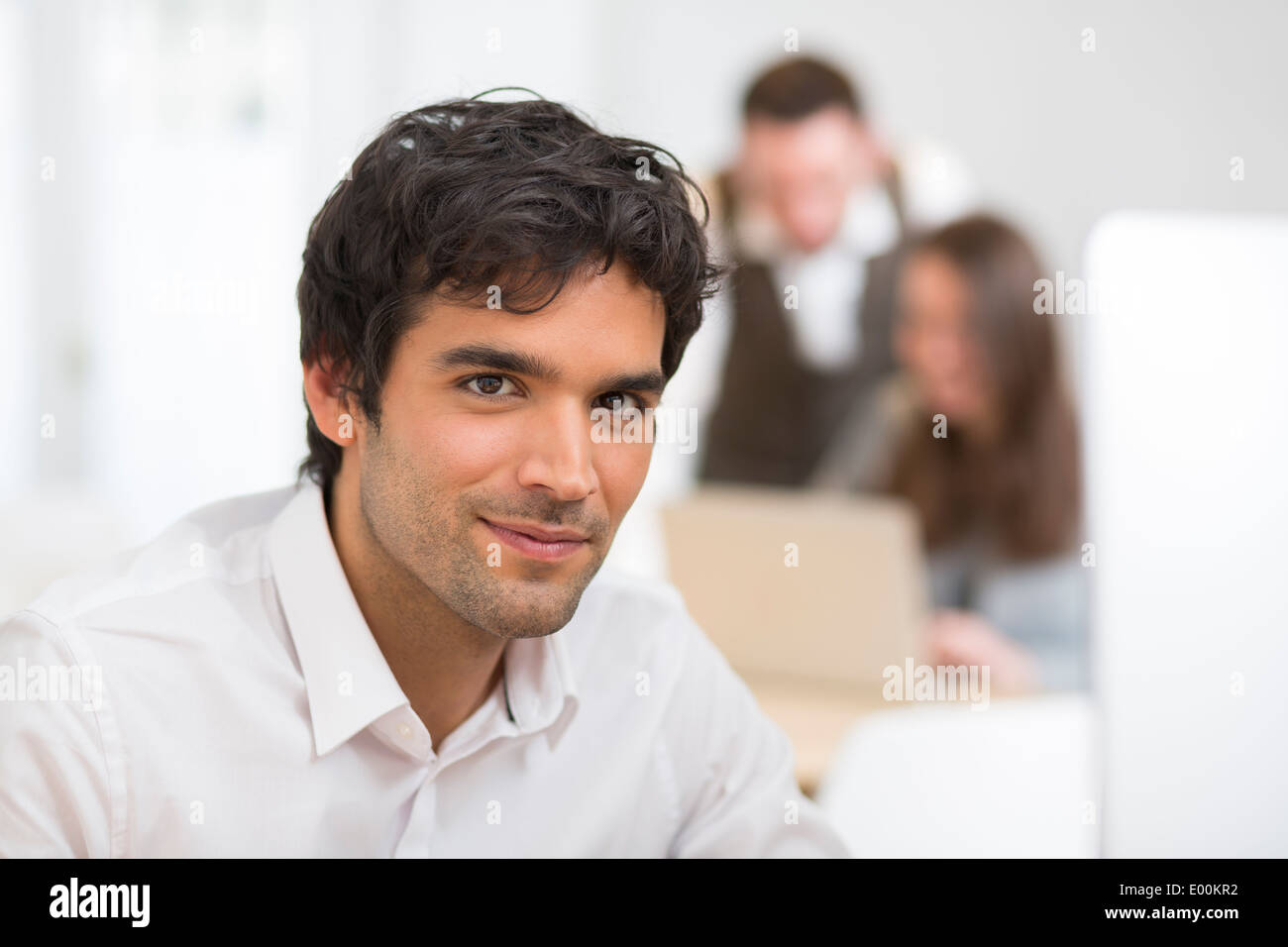Business maschio bella scrivania per PC di colleghi lo sfondo Foto Stock