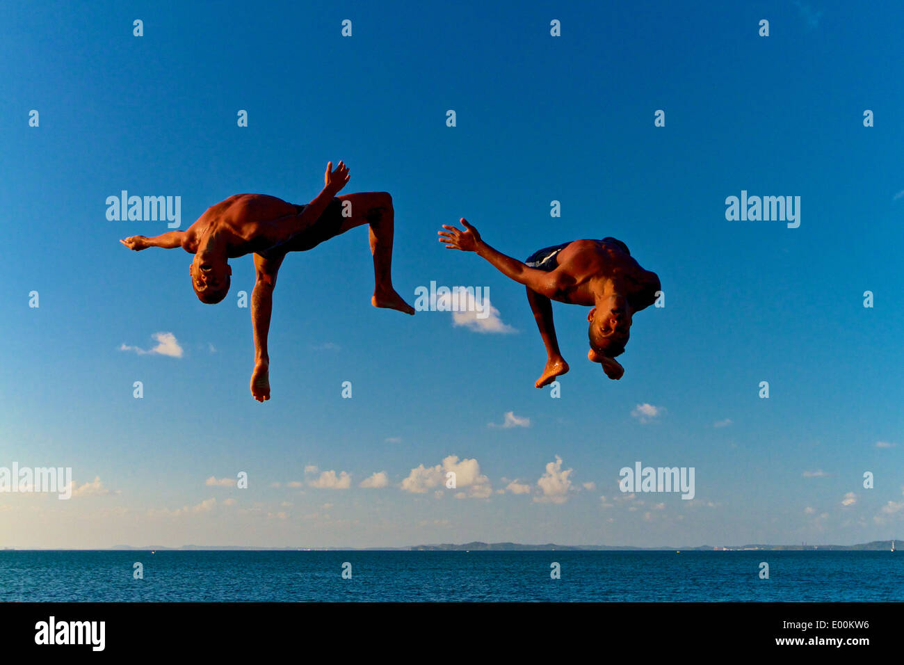 Due ragazzi salto nella acque della Baia di Tutti i Santi. Salvador de Bahia, Brasile, Foto Stock