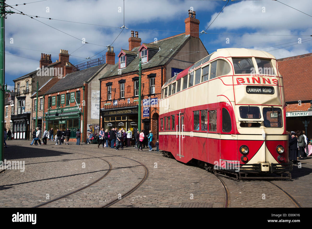 In Tram in villaggio vittoriano presso il museo Beamish, Durham, Inghilterra Foto Stock