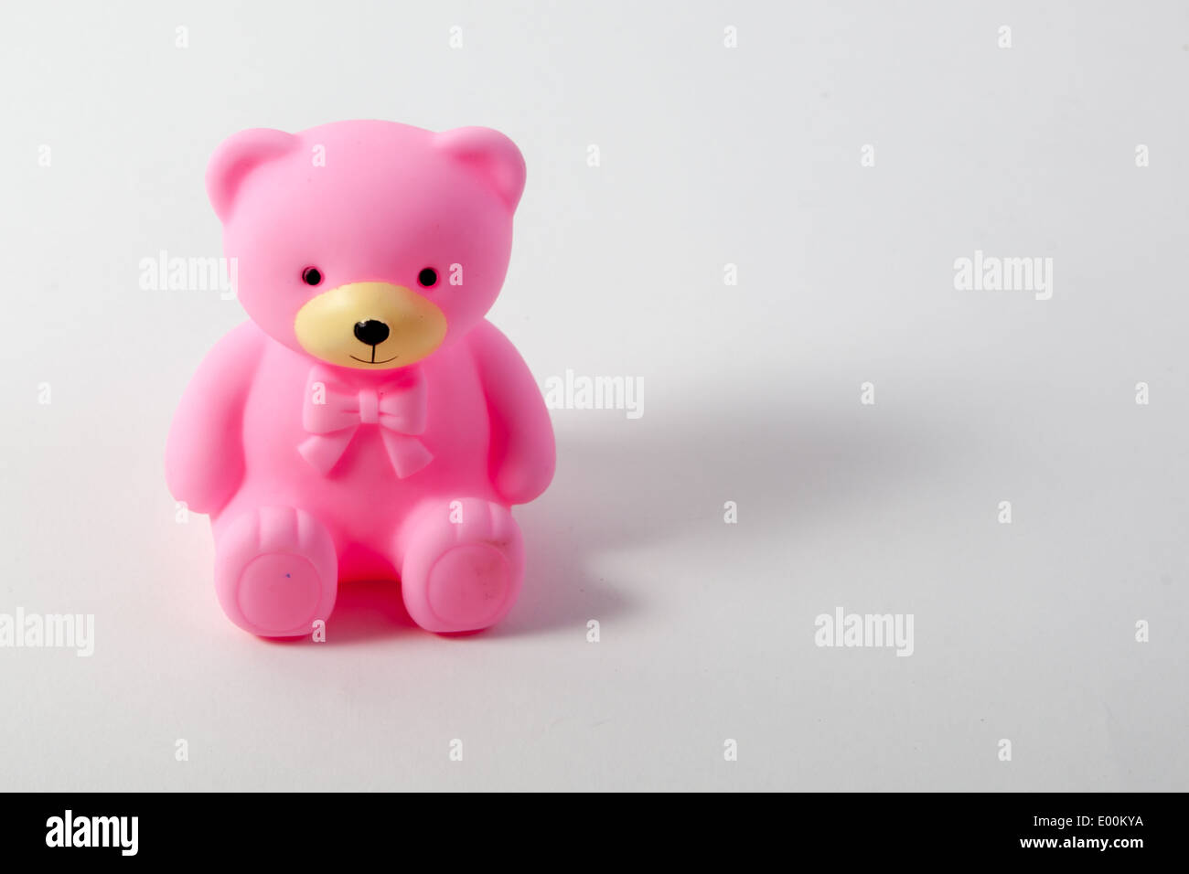 Giocattoli su uno sfondo bianco. Una rosa orsacchiotto per una bambina. Foto Stock