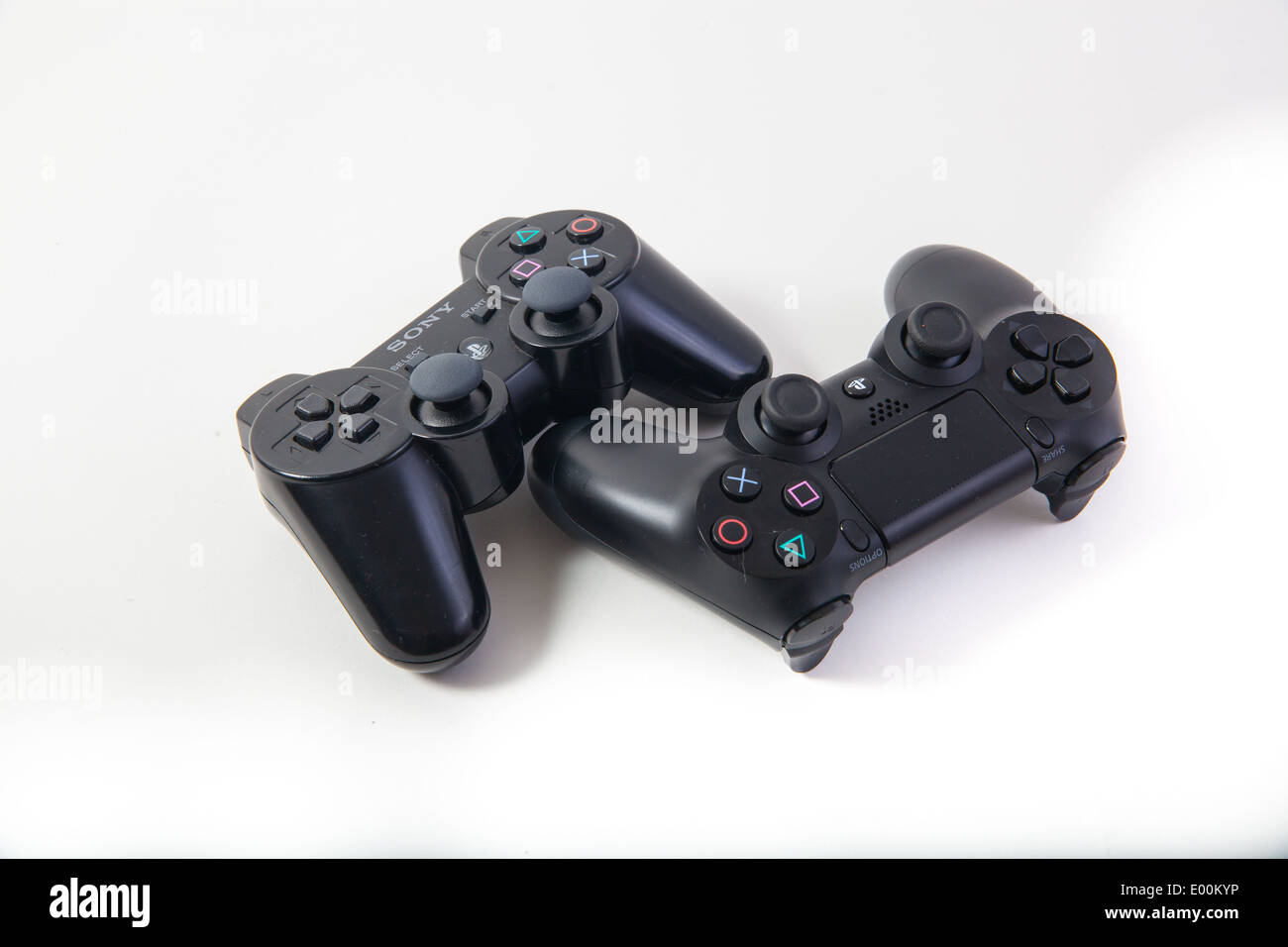 Sony Playstation 3 e 4 originale nero autentico controller di gioco su un bianco di sfondo per studio. Foto Stock