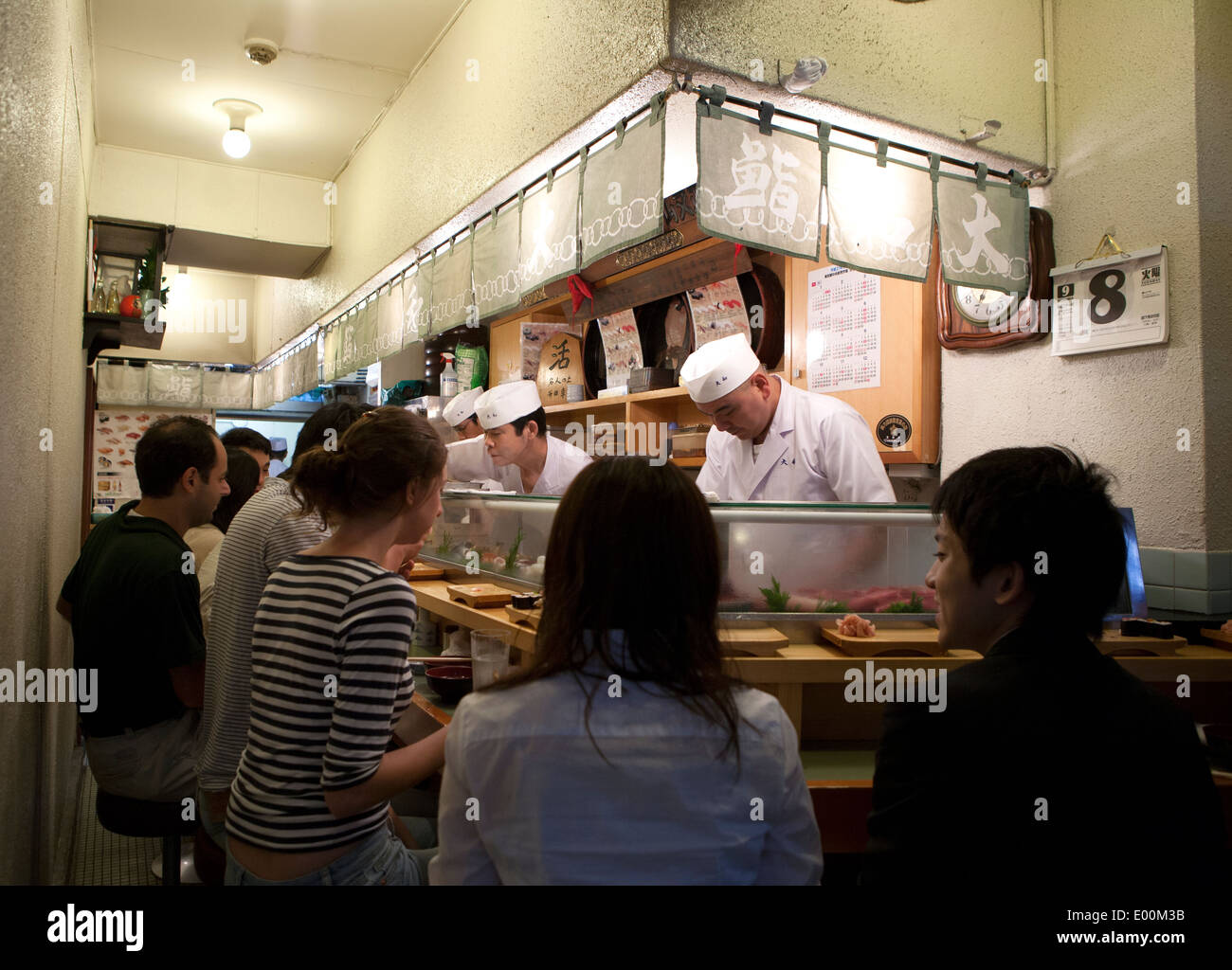 Una grande folla di attendere per un sedile al di fuori di Sushi ristoranti intorno al Tokyo Metropolitan centrale mercato all'ingrosso, Foto Stock