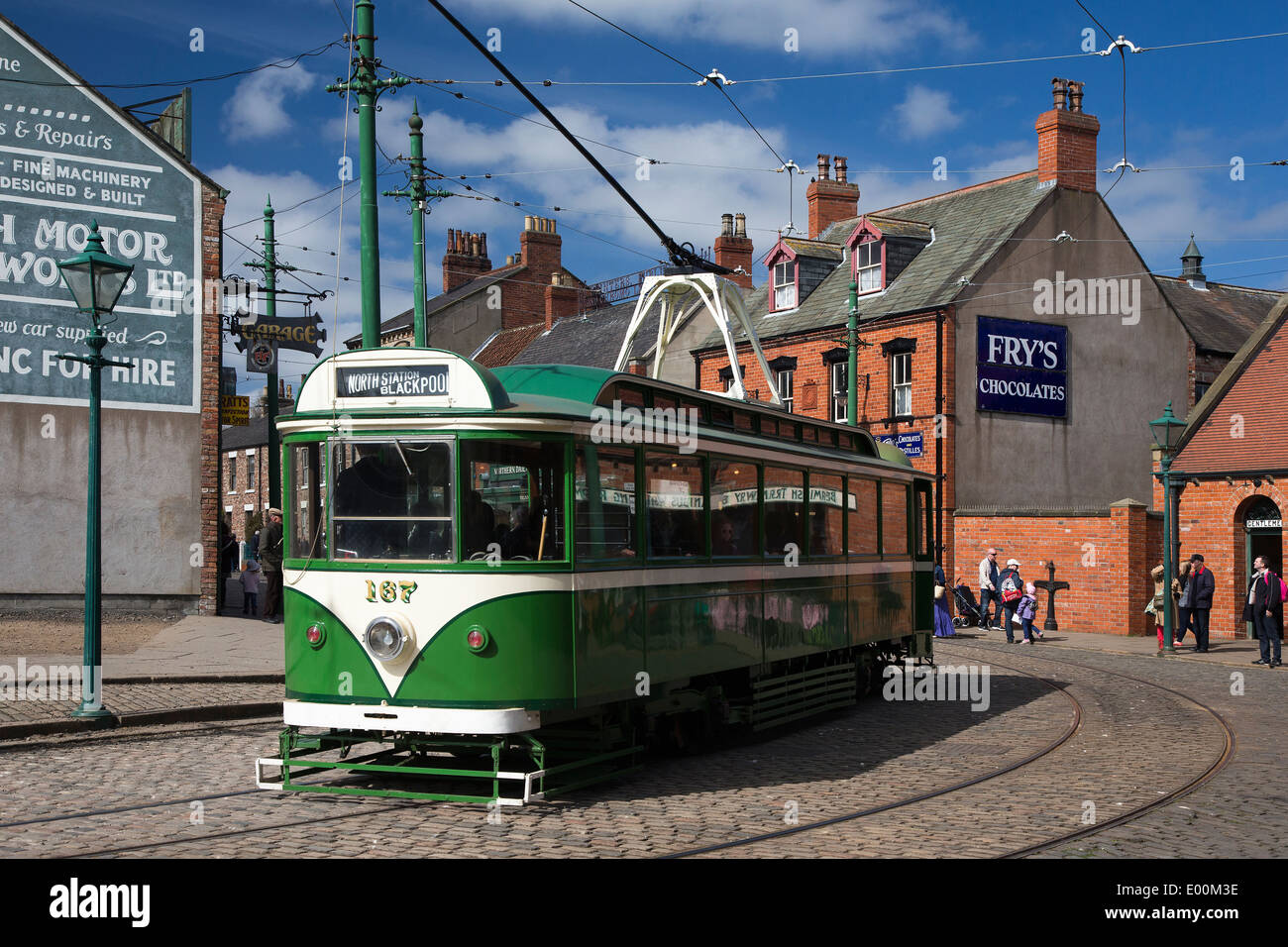 In Tram in villaggio vittoriano presso il museo Beamish, Durham, Inghilterra Foto Stock