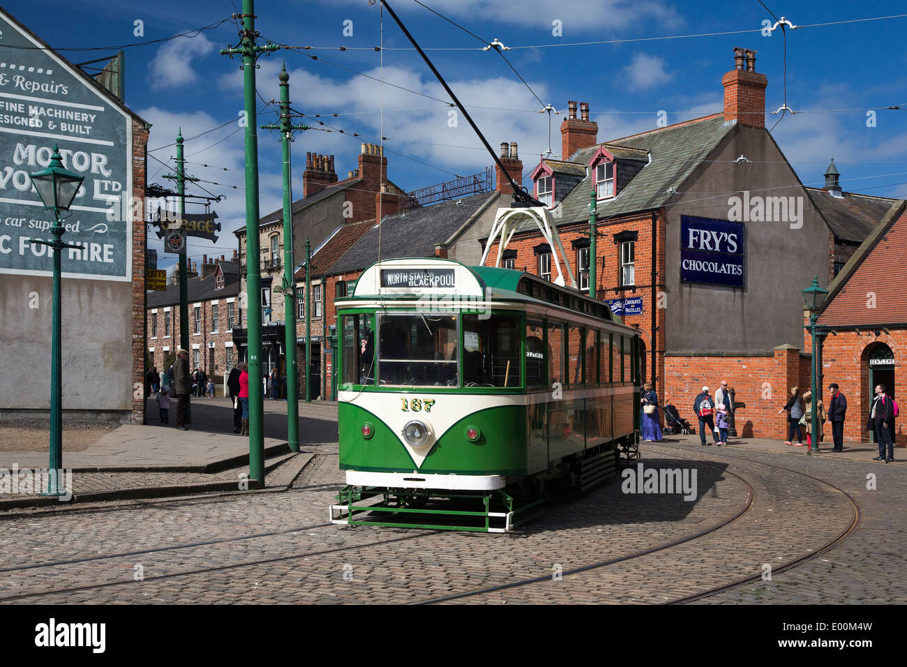 In Tram in villaggio vittoriano presso il museo Beamish, Durham, Inghilterra Foto Stock