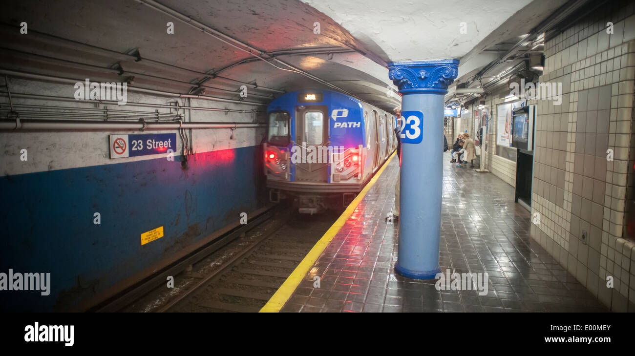 Un percorso treno lascia la 23rd Street Station nel centro cittadino di New York Foto Stock