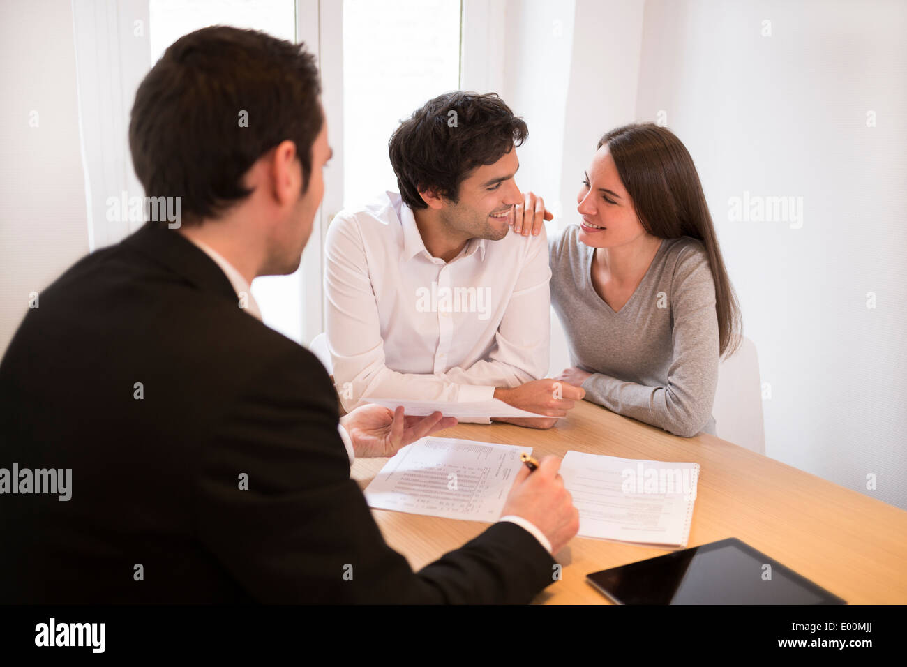 Donna Uomo advisor office contract casa calcolatore di investimento Foto Stock