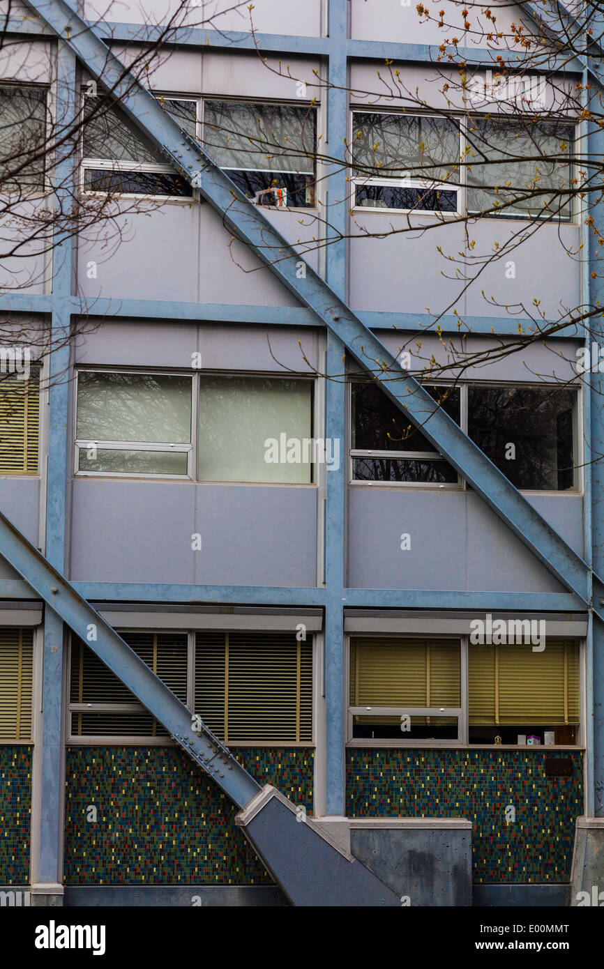 Diagonale di controventamento in acciaio aggiunto ad un edificio per evitare il crollo durante un terremoto, UBC, Vancouver. Foto Stock