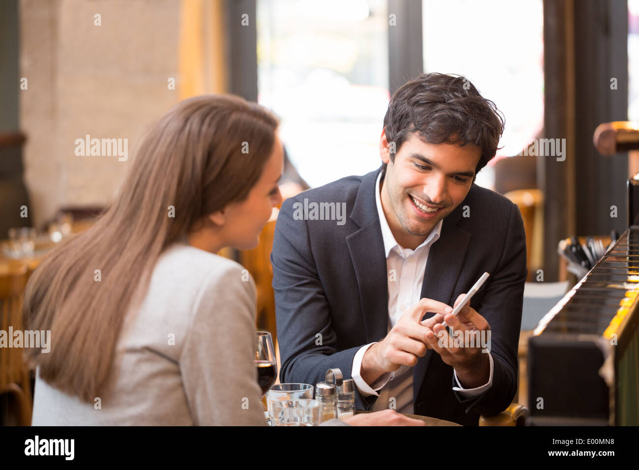 Donna Uomo tramite telefono cellulare coffee bar Foto Stock