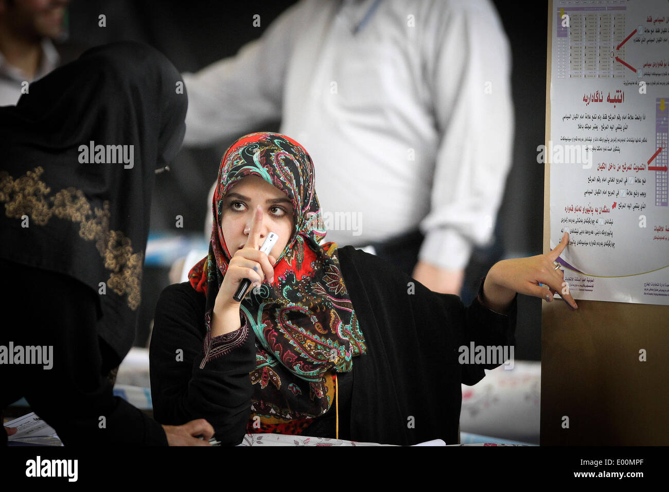 Tehran, Iran. 28 apr 2014. Un elezione irachena membro dello staff incarica un elettore all'estero stazione di polling per in Iraq le elezioni parlamentari nel sud di Tehran, Iran, 28 aprile 2014. I cittadini iracheni in Iran il loro voto giorni prima delle elezioni parlamentari in Iraq slated per aprile 30. Credito: Ahmad Halabisaz/Xinhua/Alamy Live News Foto Stock