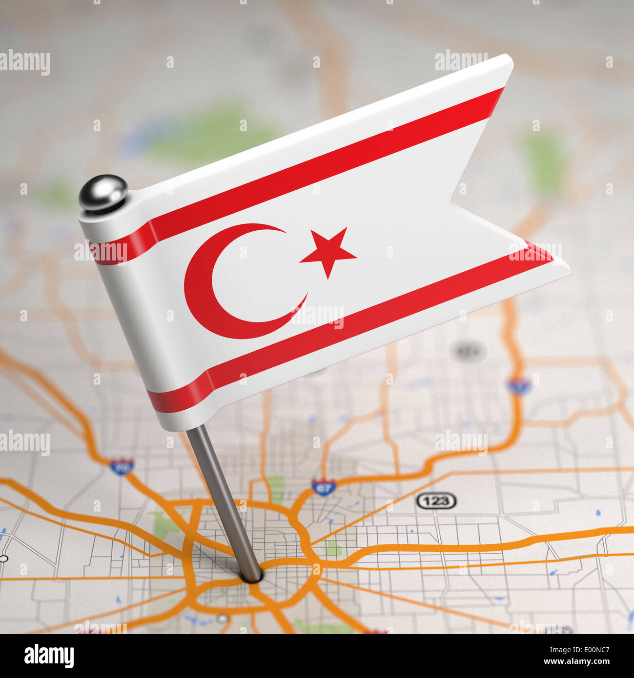 Piccola Bandiera della Repubblica Turca di Cipro del Nord su uno sfondo raffigurante una mappa con il fuoco selettivo. Foto Stock
