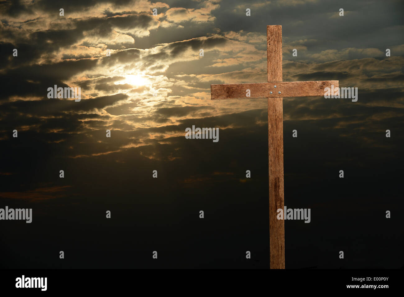 Croce di legno durante il tramonto con un elevato contrasto di luci e di ombre Foto Stock