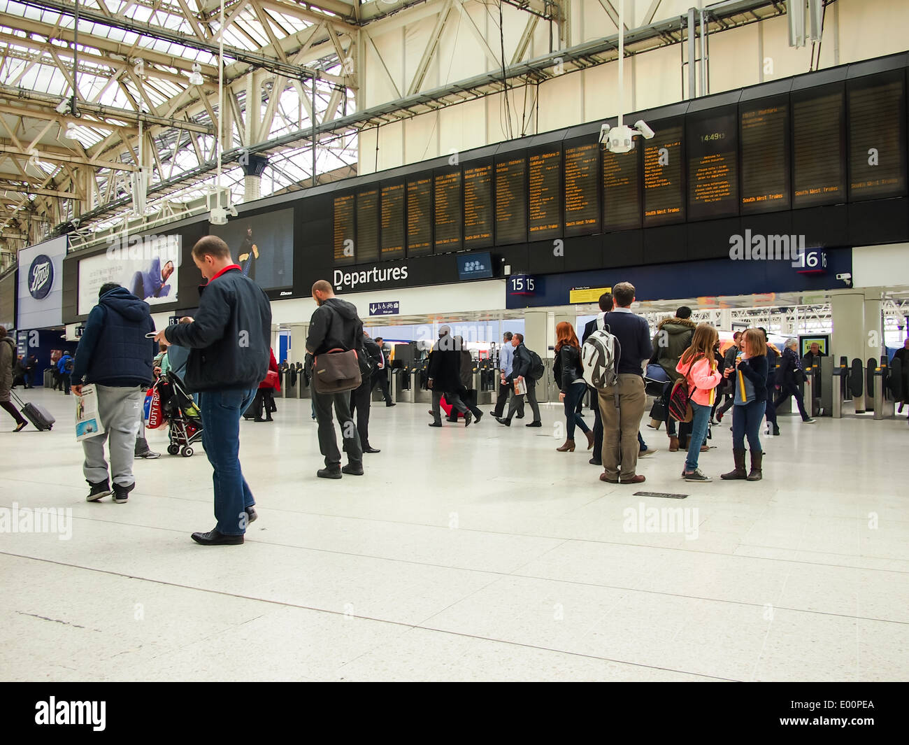 L'atrio principale e le schede di informazioni della Stazione Waterloo di Londra, Inghilterra Foto Stock