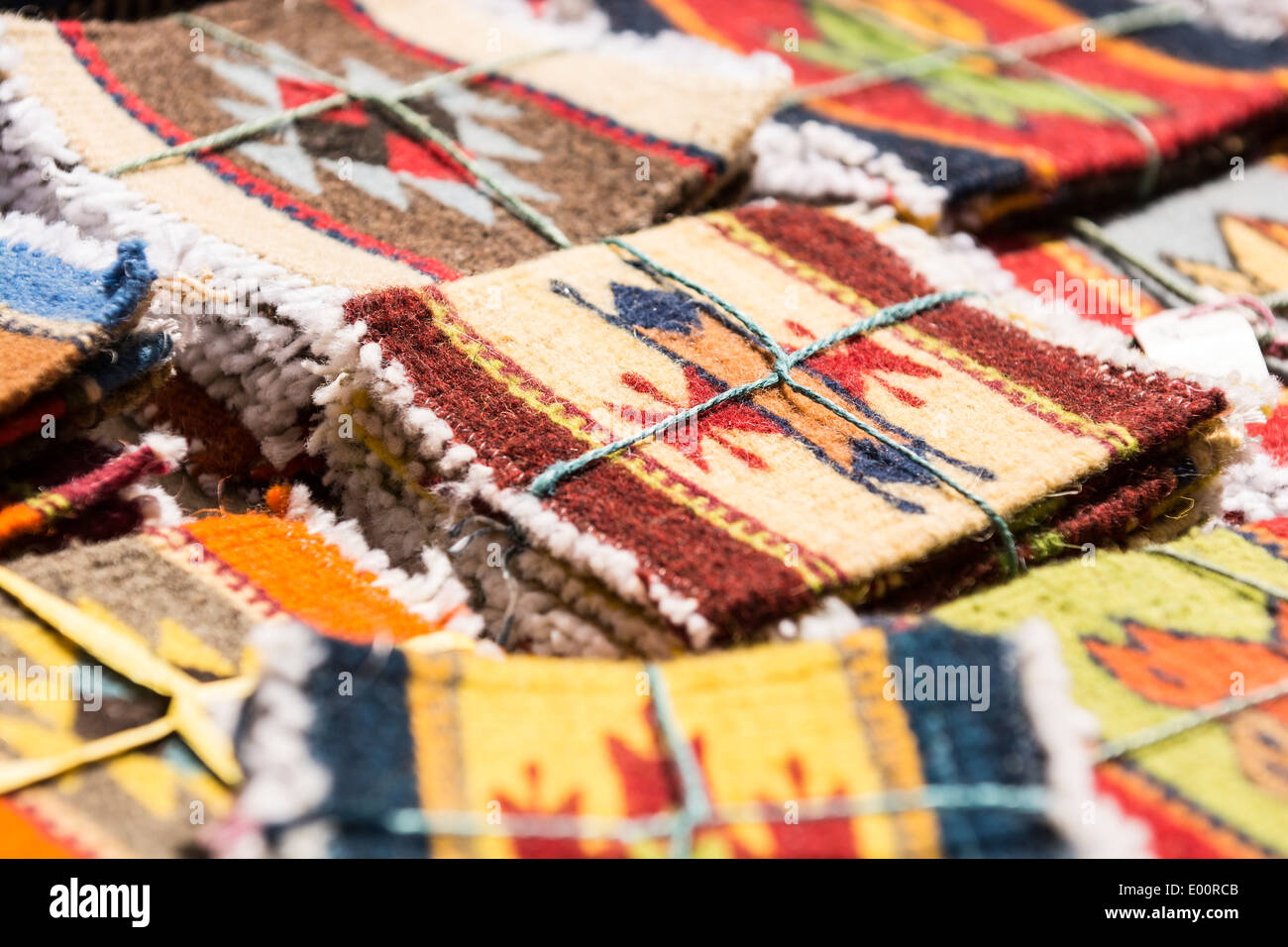 Pile di fatto a mano coasters, a sud-ovest di stile. Foto Stock