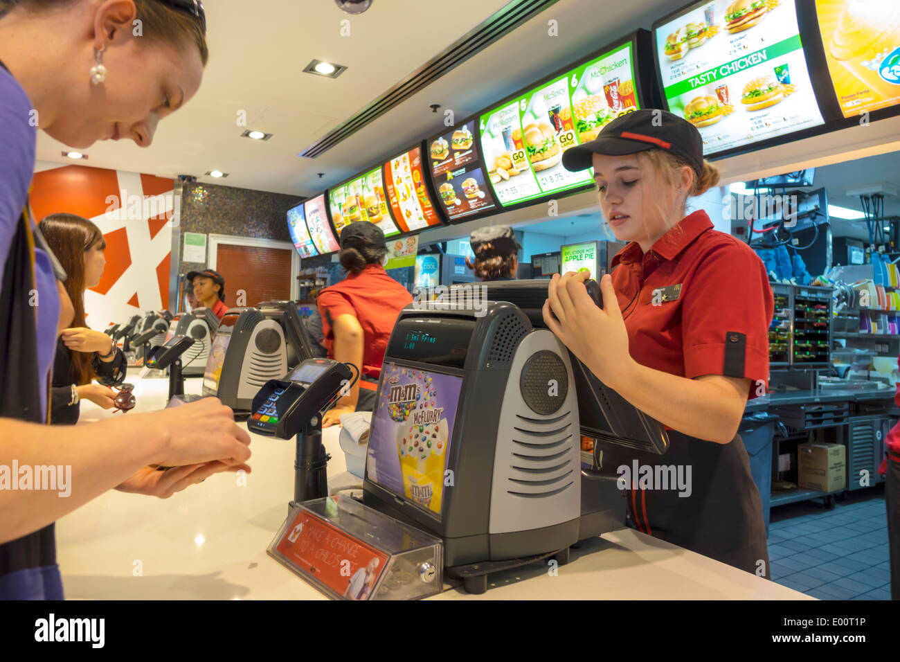 Sydney Australia, Circular Quay, McDonald's, hamburger, hamburger, ristorante, ristoranti, cibo, caffetteria, fast food, banco, cliente, ordinazione, pagamento paga b Foto Stock