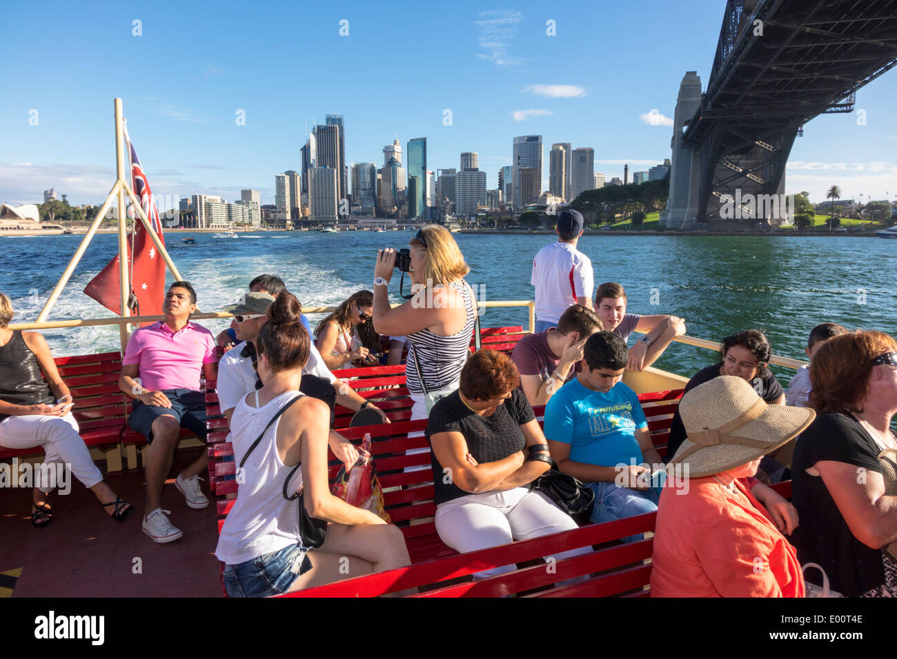 Sydney Australia,Traghetti,Sydney Harbour Bridge,porto,Fiume Parramatta,passeggeri passeggeri motociclisti,ponte aperto,AU140308278 Foto Stock