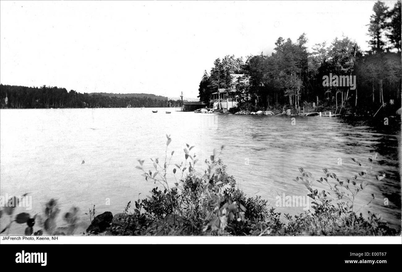Chesham Pond Cottage, situato ad Harrisville, New Hampshire, è stato dipinto da H.C. Clark e raffigura il tranquillo paesaggio della zona. Le opere d'arte mostrano i pittoreschi dintorni di Chesham Pond, con alberi lussureggianti e acque calme, catturando la tranquillità della bellezza rurale del New England. Foto Stock