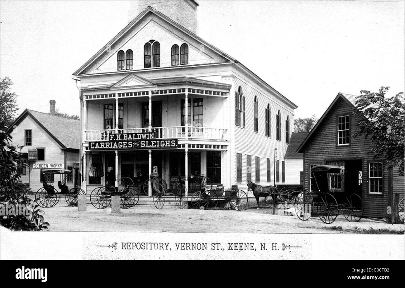 Questa fotografia storica mostra il Baldwin Carriage Repository situato in Vernon Street a Keene, New Hampshire. L'immagine mette in evidenza l'era dei trasporti a cavallo e in buggy e il ruolo delle aziende locali nella fornitura di carrozze alla comunità. Foto Stock