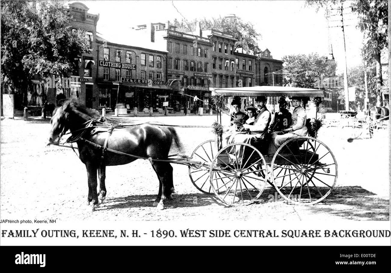 Questa fotografia storica mostra un cavallo e una carrozza vicino a Central Square a Keene, New Hampshire. La scena cattura il fascino di Main Street, con un buggy trainato da cavalli che si muove lungo la strada, riflettendo lo stile di trasporto del tempo. L'immagine è stata scattata da J.A. French e mette in evidenza il modo tradizionale di viaggiare tra la fine del XIX e l'inizio del XX secolo. Foto Stock