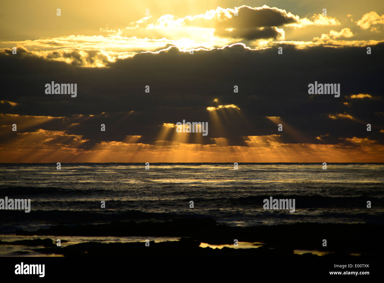 I raggi di luce attraverso le nubi durante il tramonto a San Diego, California / © Craig M. Eisenberg Foto Stock