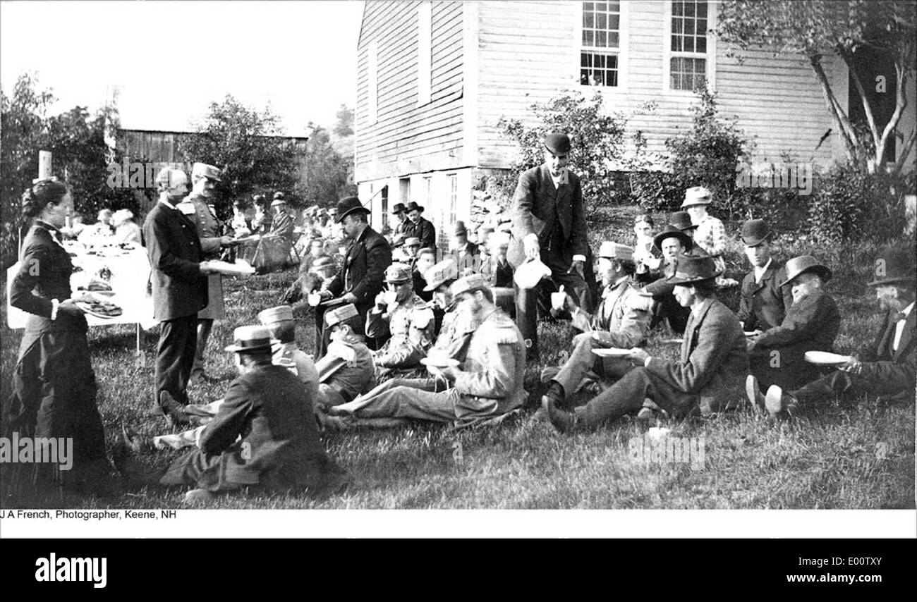 Un picnic in città nella contea di Cheshire, New Hampshire, che cattura un incontro sociale con uomini, donne e bambini. L'immagine riflette la vita comunitaria dei primi anni del XX secolo. Foto Stock