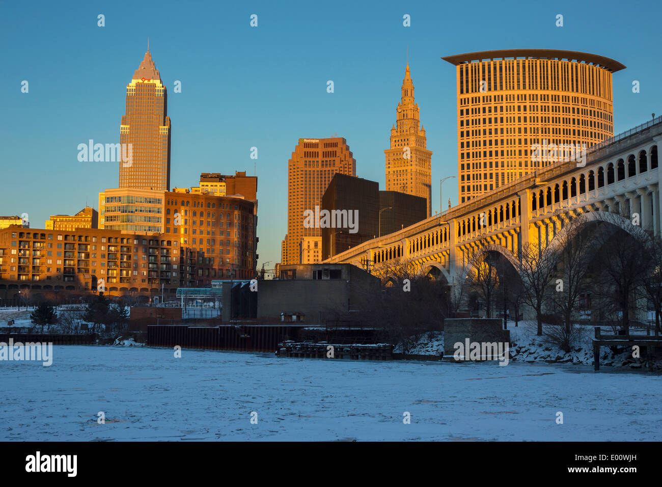 Congelati CUYAHOGA fiume atterraggio Settlers Park skyline del centro di Cleveland OHIO USA Foto Stock