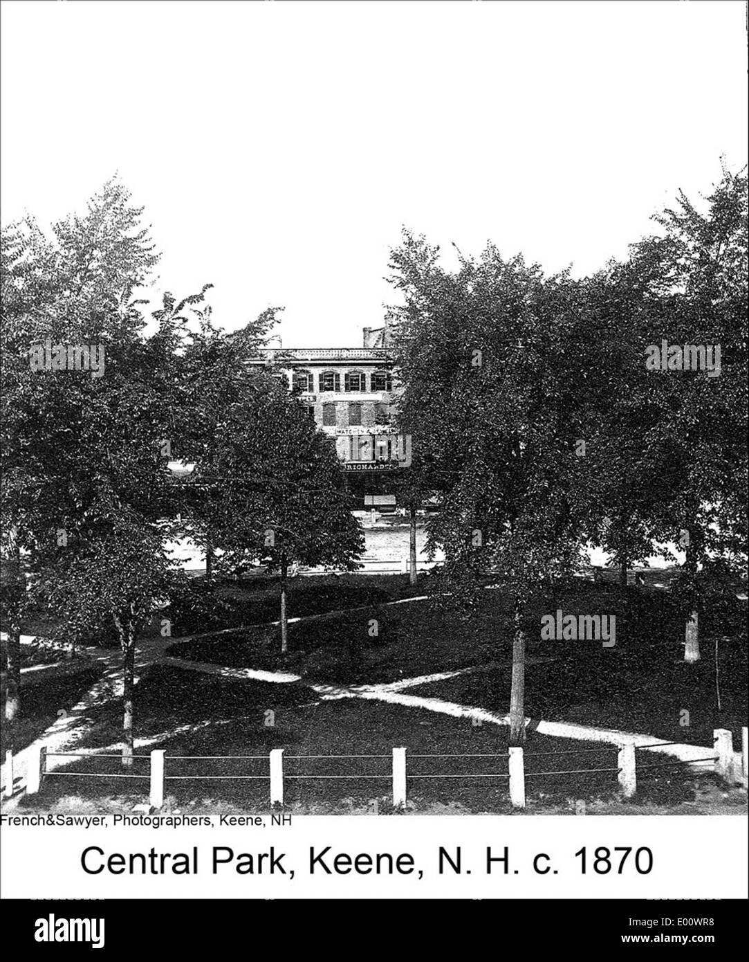 Central Square a Keene, New Hampshire, è catturata in questa opera d'arte, che mostra il quartiere storico con il suo spazio centrale di raccolta e l'architettura circostante nella città di Keene. Foto Stock